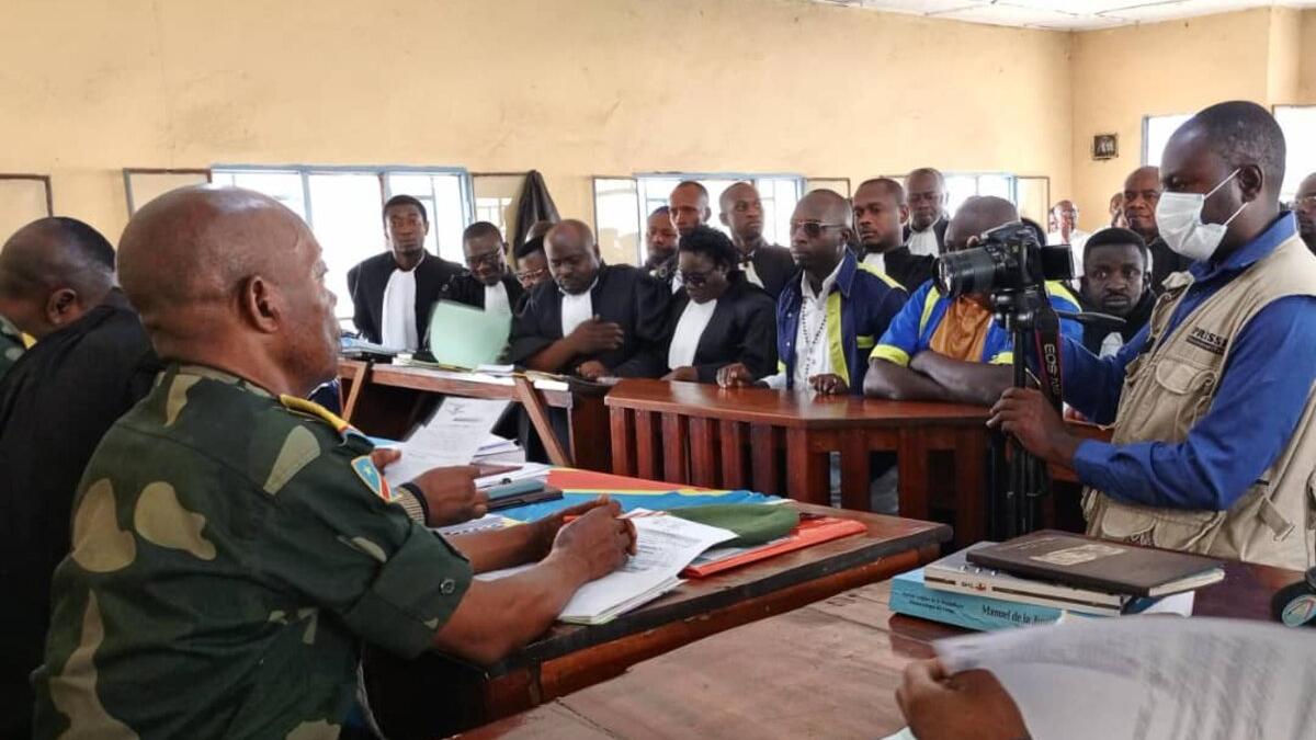 Les travailleurs sociaux du secteur de la justice engagent un dialogue avec un groupe de personnes.