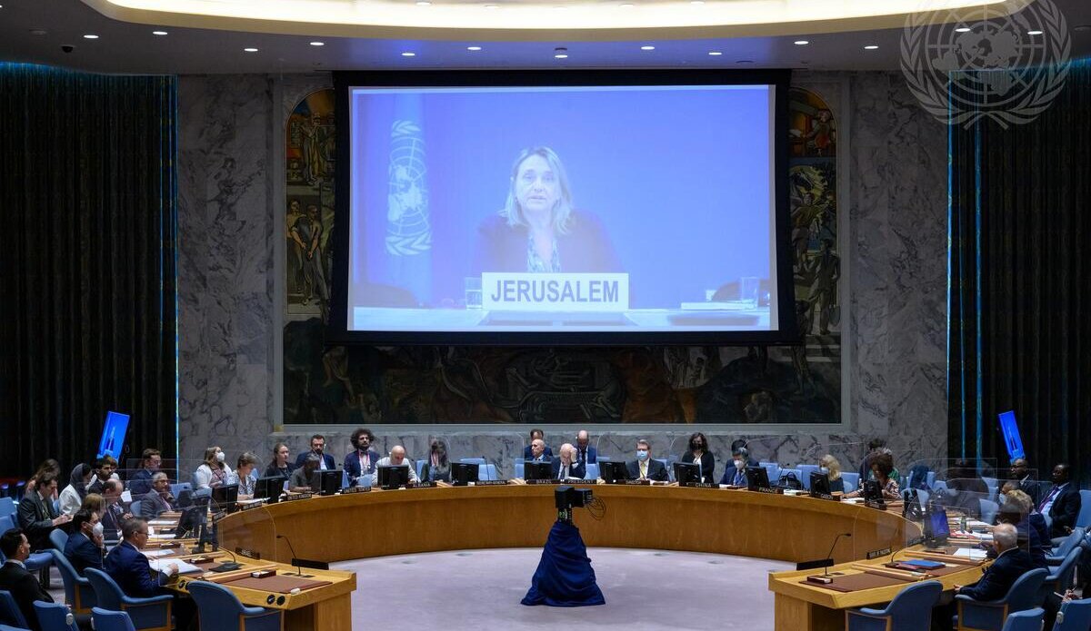 Lynn Hastings (on screen), Deputy Special Coordinator for the Middle East Peace Process, United Nations Resident Coordinator and Humanitarian Coordinator for the Occupied Palestinian Territory, briefs the Security Council meeting on the situation in the Middle East, including the Palestinian question. (UN Photo/Loey Felipe - 26 July 2022)